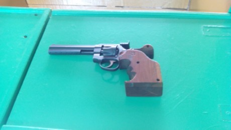 Buenas a todos,

Un amigo y compañero del Club me ha pedido que le ponga este anuncio.
Vende revolver 12