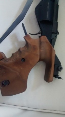 Hola, vendo pistola baikal 46 M, la pistola esta impecable, el precio son 300 euros con la cacha original 41