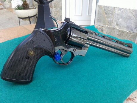 Buenas noches

Pongo a la venta un precioso Colt Phyton de 6" en calibre 357 Magnum.

El revólver 02