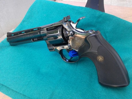 Buenas noches

Pongo a la venta un precioso Colt Phyton de 6" en calibre 357 Magnum.

El revólver 01
