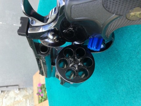 Buenas noches

Pongo a la venta un precioso Colt Phyton de 6" en calibre 357 Magnum.

El revólver 00