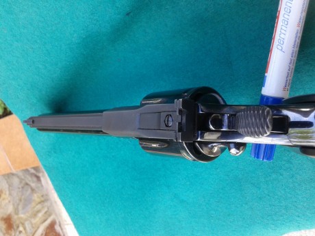 Buenas noches

Pongo a la venta un precioso Colt Phyton de 6" en calibre 357 Magnum.

El revólver 12