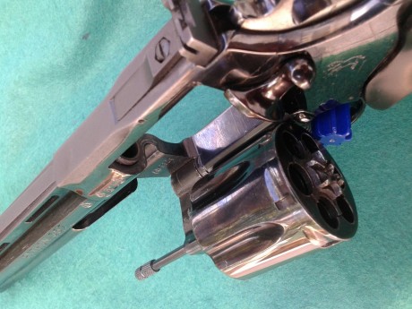 Buenas noches

Pongo a la venta un precioso Colt Phyton de 6" en calibre 357 Magnum.

El revólver 11