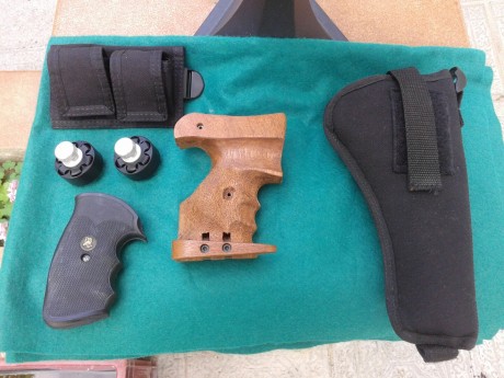 Buenas noches

Pongo a la venta un precioso Colt Phyton de 6" en calibre 357 Magnum.

El revólver 20