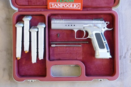 - Vendo Tanfoglio Limited Cal. 40 SW, en perfecto estado.
- Guiado en tipo "F"
Lleva además:
- 01