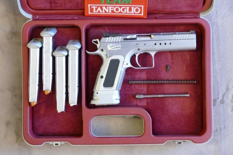 - Vendo Tanfoglio Limited Cal. 40 SW, en perfecto estado.
- Guiado en tipo "F"
Lleva además:
- 00