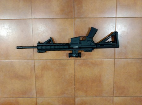 Vendo carabina con 100 disparos.Adjunto dos cargadores y un portacargador ademas de asa frontal y mira 02