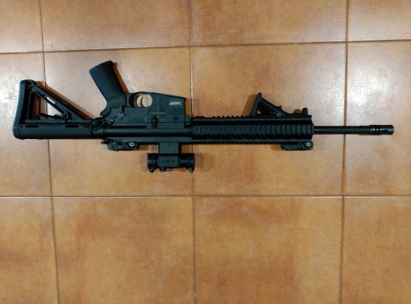 Vendo carabina con 100 disparos.Adjunto dos cargadores y un portacargador ademas de asa frontal y mira 01