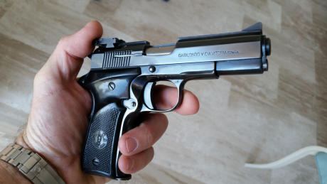 Historia de la pistola:

La compre en el foro porque exteriormente estaba impecable. Pavon de origen, 01