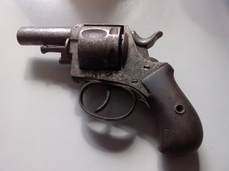 hola, por herencia tengo un revolver del 44 polvora negra, es una imitacion del bull dog ingles, pero 70