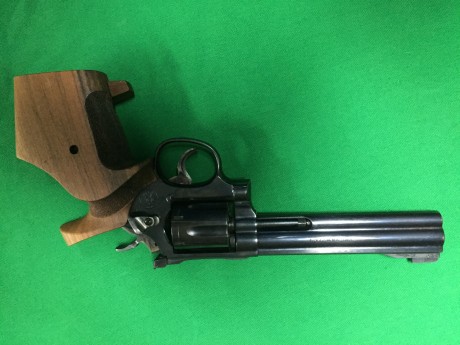 Revolver calibre 38, muy cuidado y muy preciso. Dos cachas (original y anatómica)

Arma en Madrid y se 02
