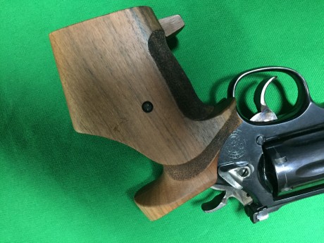 Revolver calibre 38, muy cuidado y muy preciso. Dos cachas (original y anatómica)

Arma en Madrid y se 01