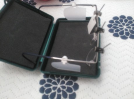Gafas de tiro en perfecto estado, usadas muy pocas veces.

Incluye tapa frontal, tapas laterales, y óptica 01