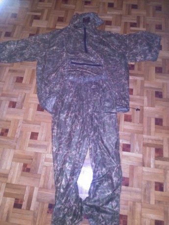 Hola a todos. Cambio este traje de camuflaje, marca boomerang sin estrenar, talla unica. Se pone por encima 02