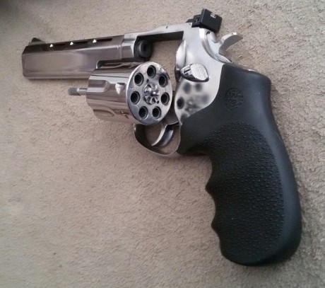   Hola de nuevo.
Pongo en venta mi revólver del .22LR por pasarme a pistola en esta modalidad. Acabado 00