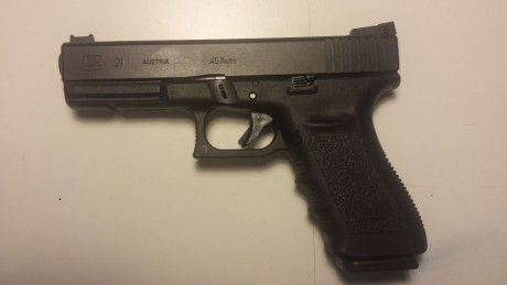 Buenos días.

Me desprendo de la otra de mis GLOCK es el modelo 21 de 3ª Generación.

El arma está nueva 01