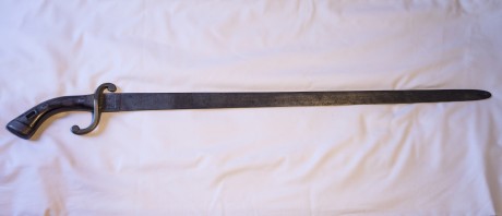 Hola a todos.
Hace algún tiempo que recuperé este sable que portaba mi abuelo en la antigua policía municipal.
Lo 01