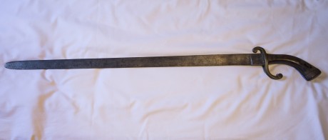 Hola a todos.
Hace algún tiempo que recuperé este sable que portaba mi abuelo en la antigua policía municipal.
Lo 00