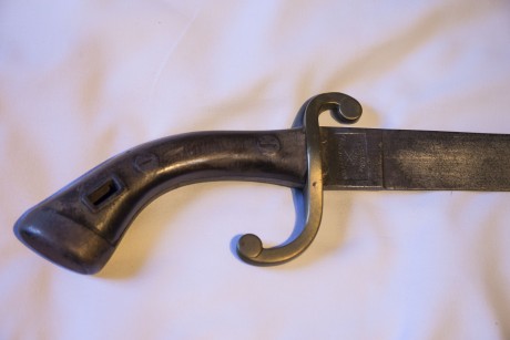 Hola a todos.
Hace algún tiempo que recuperé este sable que portaba mi abuelo en la antigua policía municipal.
Lo 11