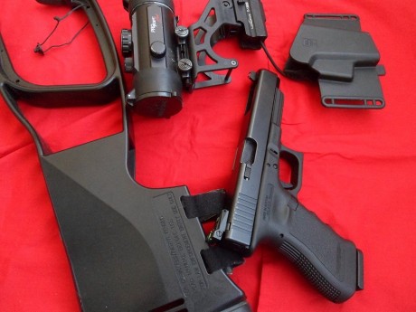 Hola, para hacer sitio vendo esta Glock 34, 9 para., con pocos tiros y con estos complementos.
La vendo 01