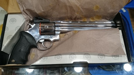 pues eso vendo este revolver solo ha pegado 12 tiros como se puede apreciar esta nuevo y en su caja original 02