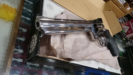 pues eso vendo este revolver solo ha pegado 12 tiros como se puede apreciar esta nuevo y en su caja original 01
