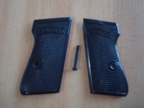  DSC06751.JPG 
 DSC06750.JPG 
Cachas Walther PP Zella Mehlis con su tornillo. 45€ con envío en península. 01