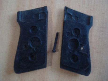  DSC06751.JPG 
 DSC06750.JPG 
Cachas Walther PP Zella Mehlis con su tornillo. 45€ con envío en península. 00