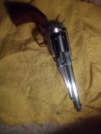 Saludos compañeros:
Pongo a la venta mi Remington 1858 Inox de Pietta. El arma está muy nueva,tiene el 02