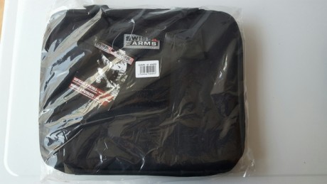   Hola compañer@s.

Vendo estos magnificos bolsos para transportar dos armas cortas de la prestigiosa 00