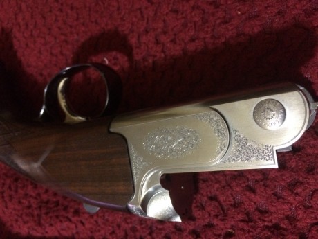 Un amigo me pide que fotografié y ponga en venta este arma que es nueva a extrenar, ya que procede de 12