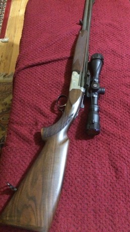 Un amigo me pide que fotografié y ponga en venta este arma que es nueva a extrenar, ya que procede de 10