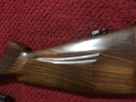Un amigo me pide que fotografié y ponga en venta este arma que es nueva a extrenar, ya que procede de 20
