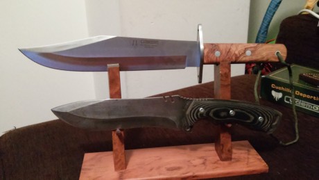 Vendo estos dos cuchillos cudeman y esta navaja...
Bowie 107L de 25 cm de hoja,con su funda y caja..nunca 01