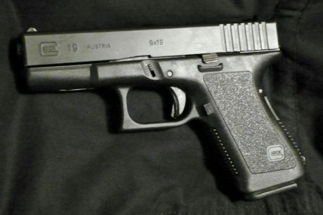 Pongo a la venta mi Glock 19, del 9 mm Pb, con 4 cargadores; con complementos para aligerar el peso del 02