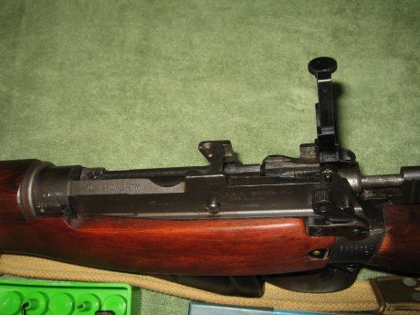 Hola

Vendo Lee Enfield NºIV fabricado en USA por Savage,creo recordar que tiene dos estrias,cal. original 00