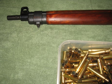 Hola

Vendo Lee Enfield NºIV fabricado en USA por Savage,creo recordar que tiene dos estrias,cal. original 12