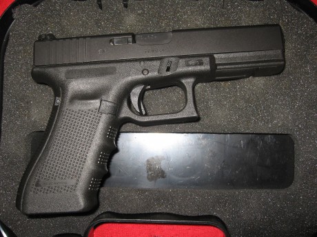 Buenas tardes
Pongo en venta GLOCK 17 4 generacion,pocos tiros(unos 800).Tiene cambiado el desconector,el 11