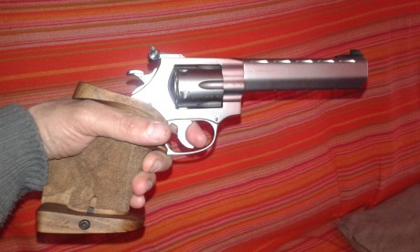 buenas compañeros,
vendo revolver aleman weihrauch ( aleman ) es todo un ferrari para precision,
con cacha 02