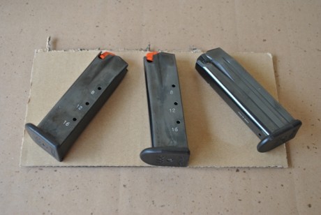 Se venden tres cargadores para Walther P99 de 9mm:
- 1x cargador walther (teja negra): 30€
- 2x cargadores 01