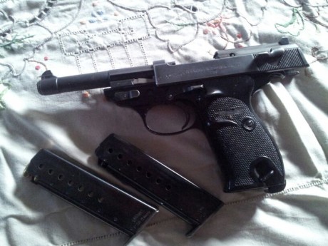 Hola buenos dias vendo una whalter p-38 con caja original, libro de instrucciones y funda de cuero en 00