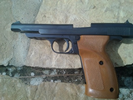 Vendo dos armas guiadas en f. Pistola Norinco olímpica tt cal. 22 le, impecable en caja original con dos 01