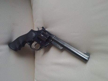 Vendo dos armas guiadas en f. Pistola Norinco olímpica tt cal. 22 le, impecable en caja original con dos 00