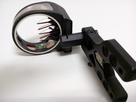 En venta lote compuesto por visor Tru-glo de 5 pines de fibra optica mas iluminador para uso nocturno 01