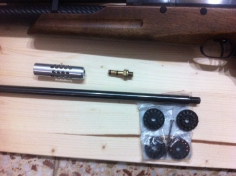 PUES ESO, un amigo me pide le ponga a la venta esta carabina del calibre 5,5 con dos cañones , 4 cargadores 01