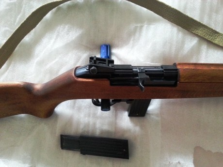 Erma M1 del calibre .22 l.r.
Copia de la original.
Carril de 11 mm. para montarle visor.
Cargador de 10 01