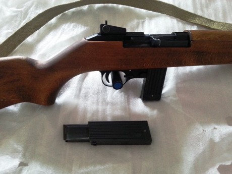 Erma M1 del calibre .22 l.r.
Copia de la original.
Carril de 11 mm. para montarle visor.
Cargador de 10 00
