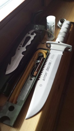 Pongo a la venta este mítico e impresionante cuchillo Aitor Jungle King l de los años 80, su estado es 01