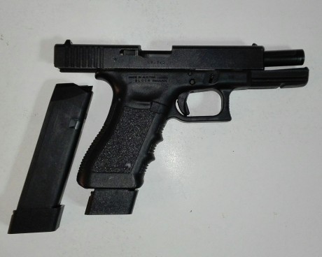 vENDO PISTOLA GLOCK 17  DE 3A GEN, CON DOS CARGADORES DE 20 CARTUCHOS, EN SU MALETIN ORIGINAL, RETENIDAS 00