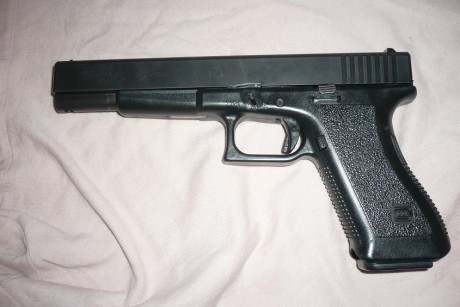 Se vende:
- GLOCK 17L de 2ªGeneración en 9mm por 200€.6,5" de cañón, dos cargadores. Adjunto foto 02